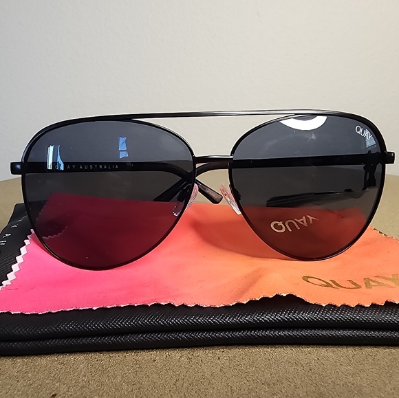 NWT Quay Australia Black Aviator Shades With Case And Dust Cloth
